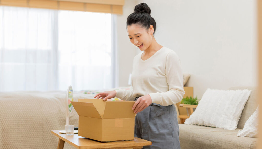 届いた商品を喜ぶ女性